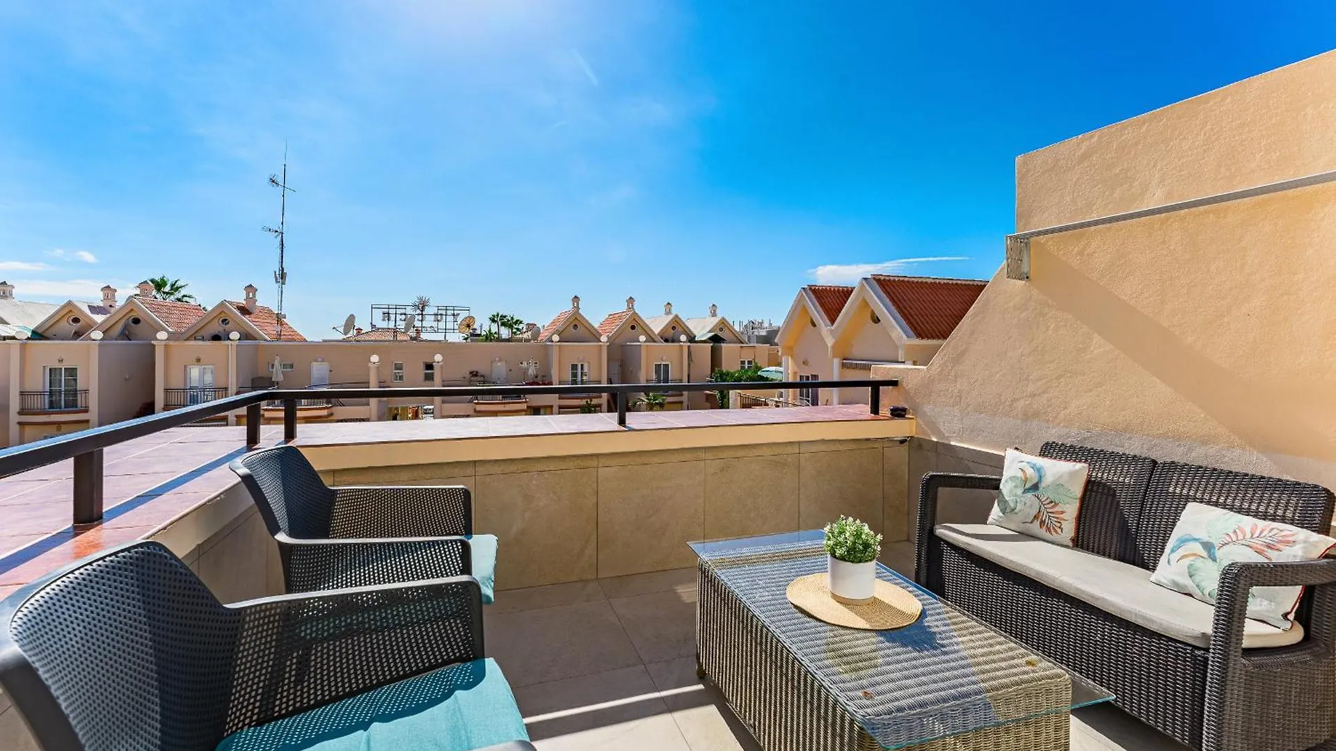 Yucca Park, Lovely, Quiet, 2 Bedroom, 70M2, Ocean Pool View! أذيخي شقة